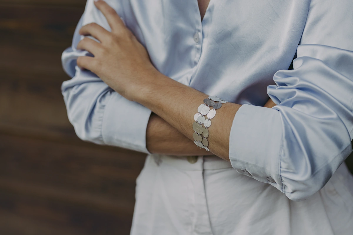 Une femme qui porte un bracelet rn argent pour une soirée entre amis