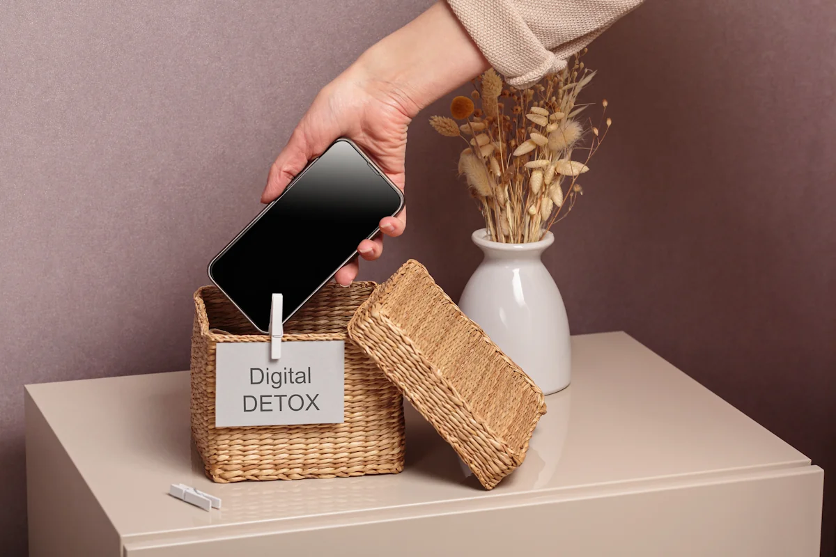 Un homme qui met son Smartphone dans un boxe  digital à l'entrée de la maison