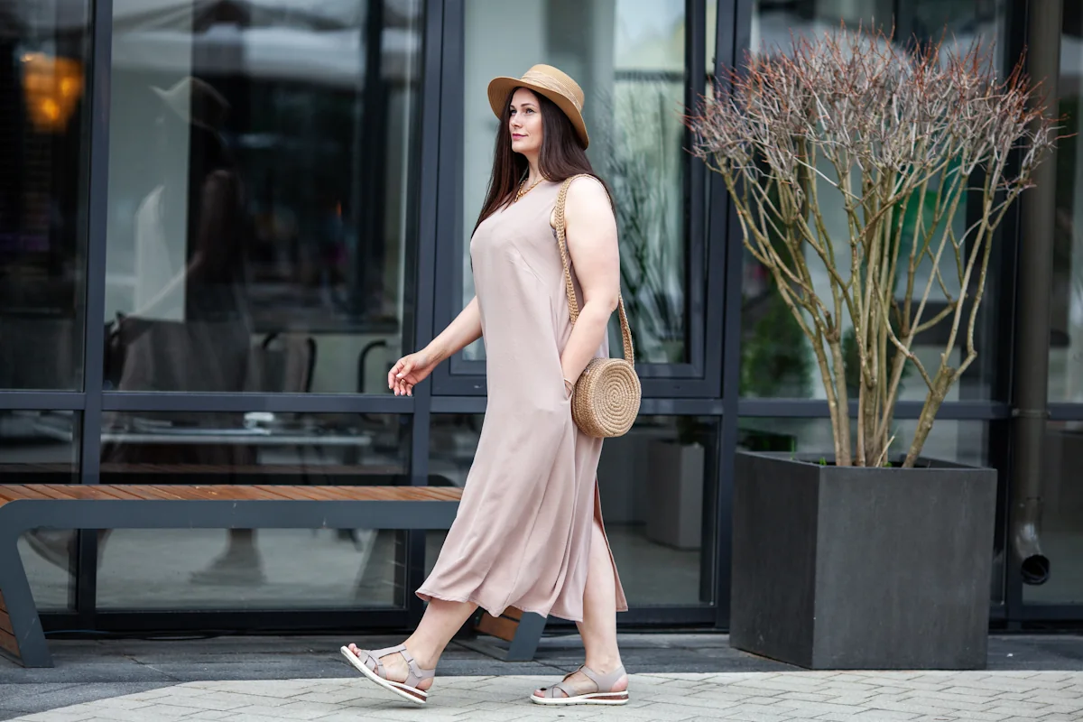 Une femme en robe fluide mi-longue et basket