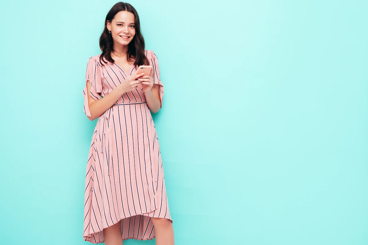 Une femme en robe fluide mi-longue