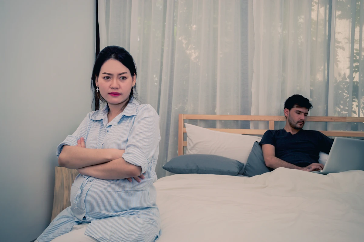 une femme enceinte qui se dispute avec son mari