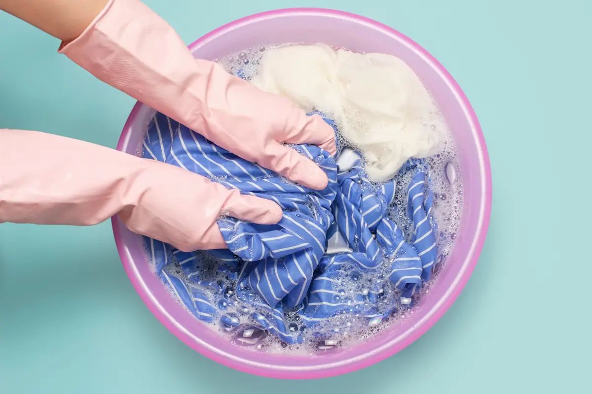 Une personne qui lave les vêtements à la main