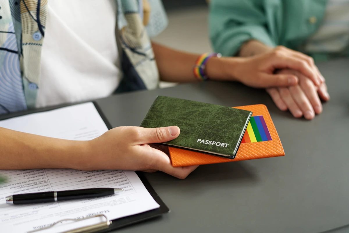 Une personne qui tient un passeport