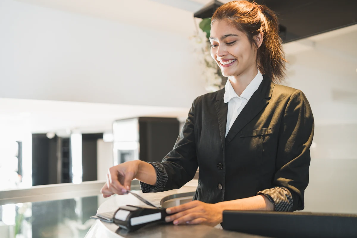 Une femme qui encaisse un paiement via carte de crédit