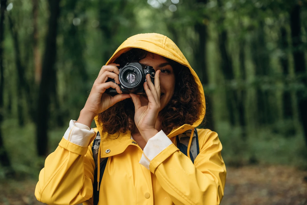 Une femme en raglan qui prend des photos sur l'île de Skye