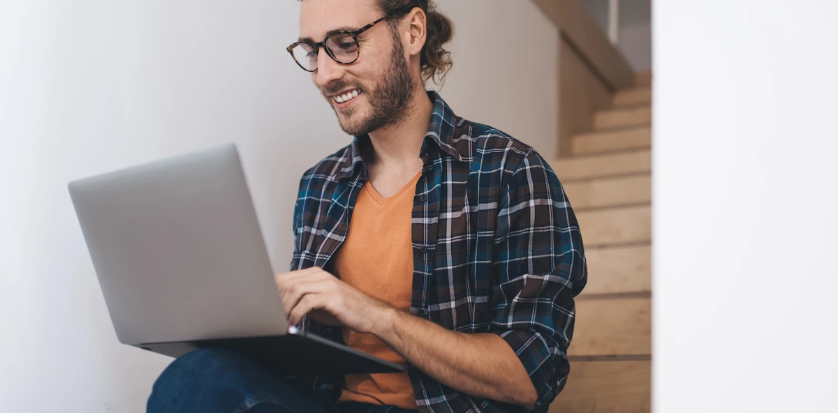 Un homme sur un ordinateur pour une Prise de rdv en ligne pour renouveler un passeport en urgence