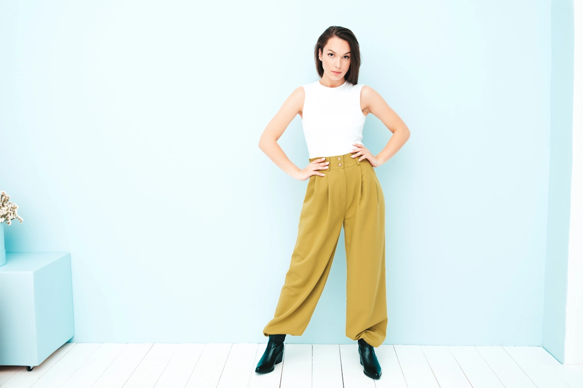 Une femme avec un pantalon fluide associé à un joli top