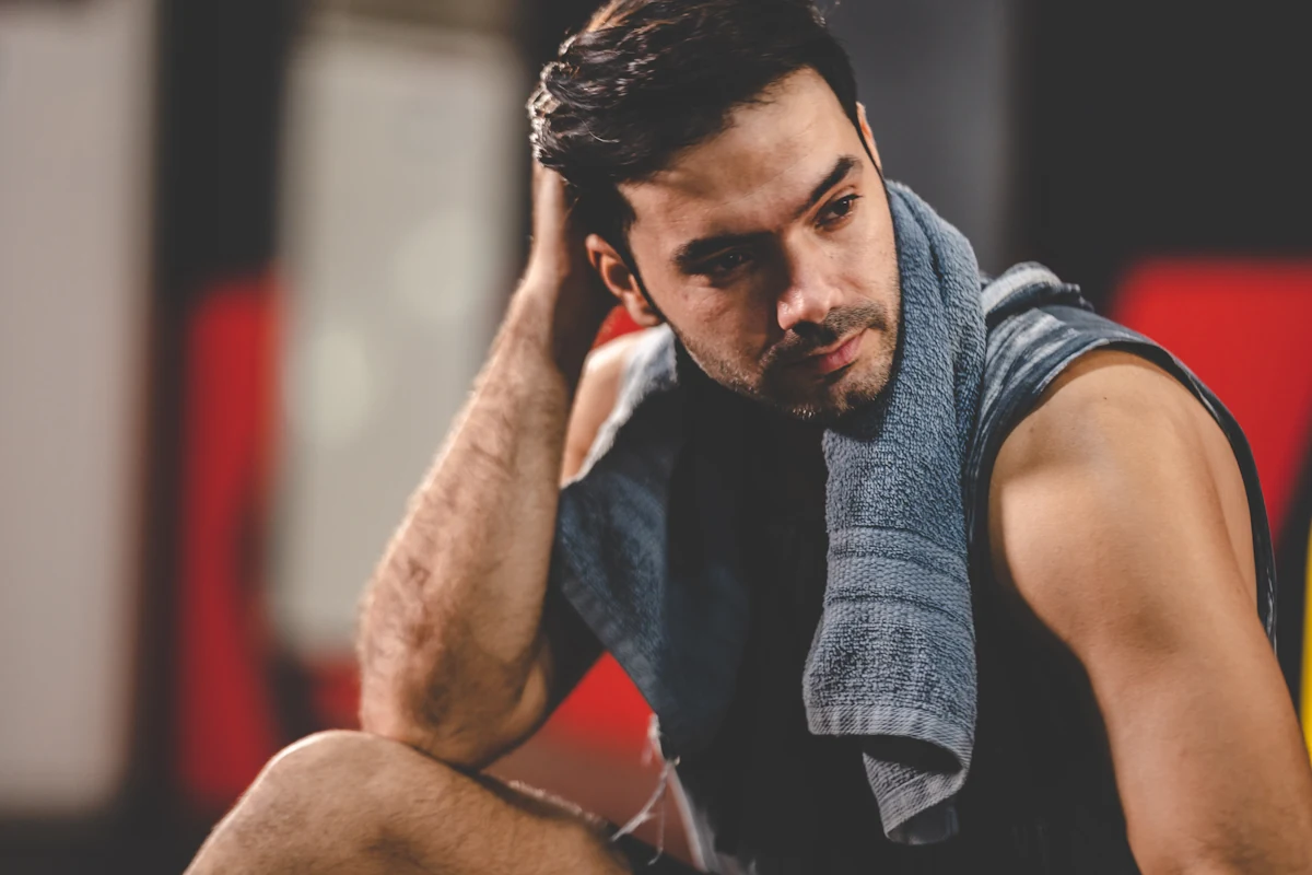 Un homme qui transpire après le sport