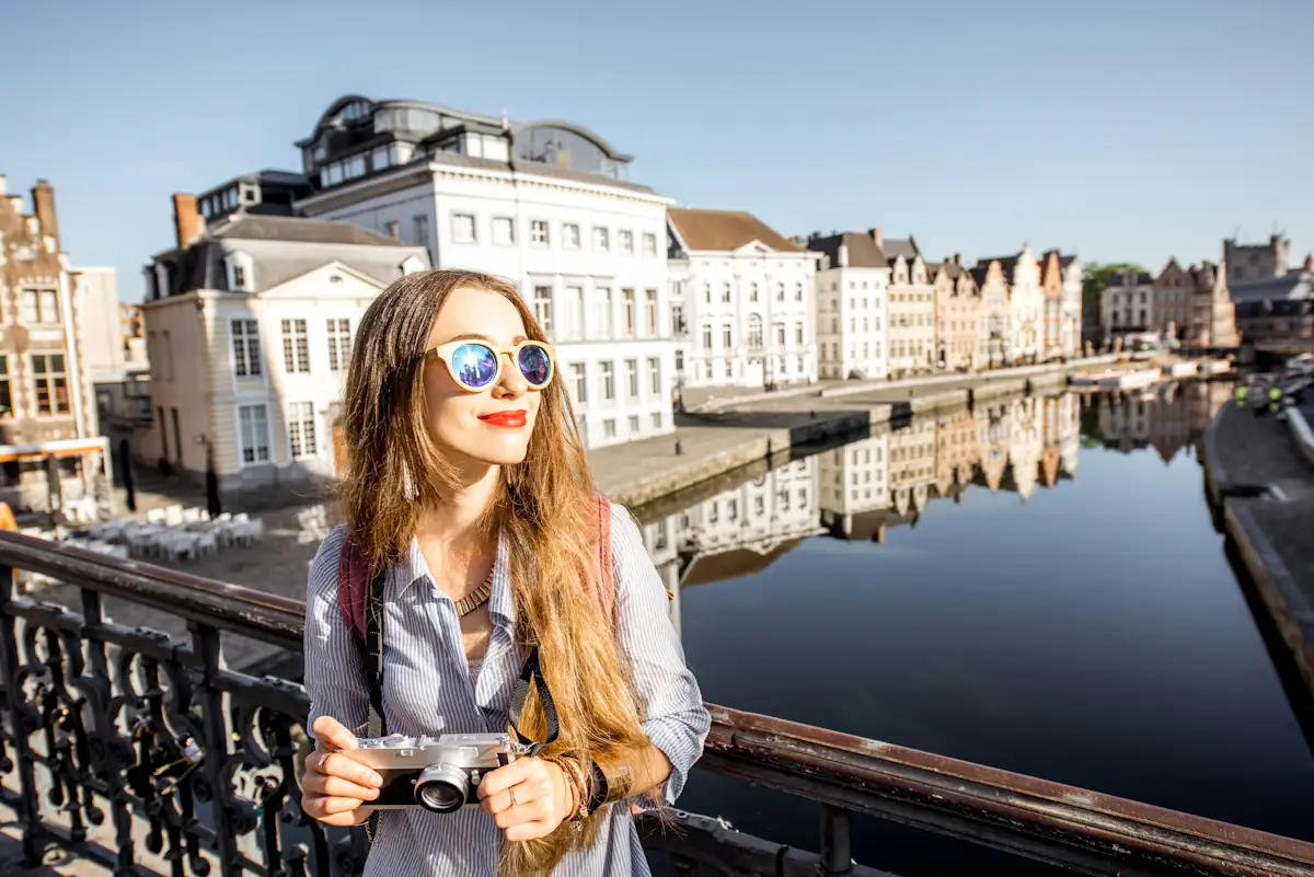 Une femme qui visite Bruges
