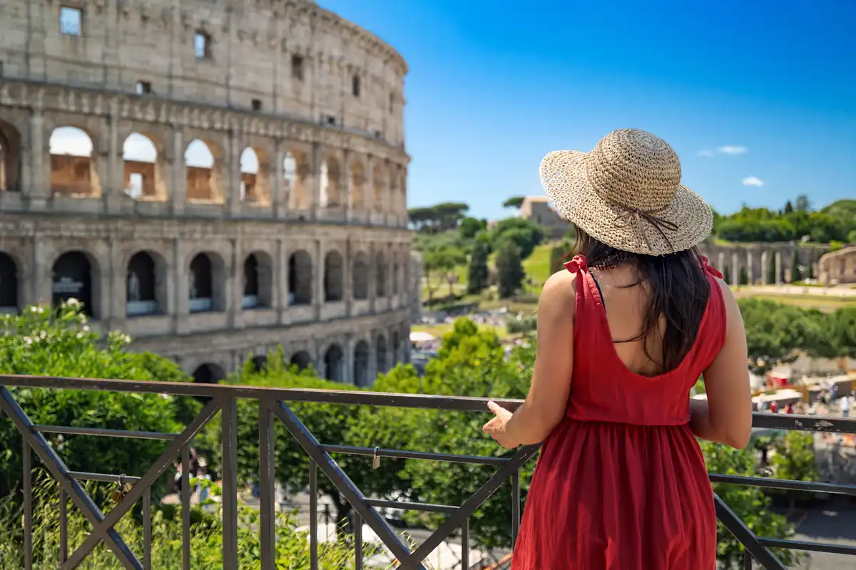 Une femme qui visite Rome en Avril