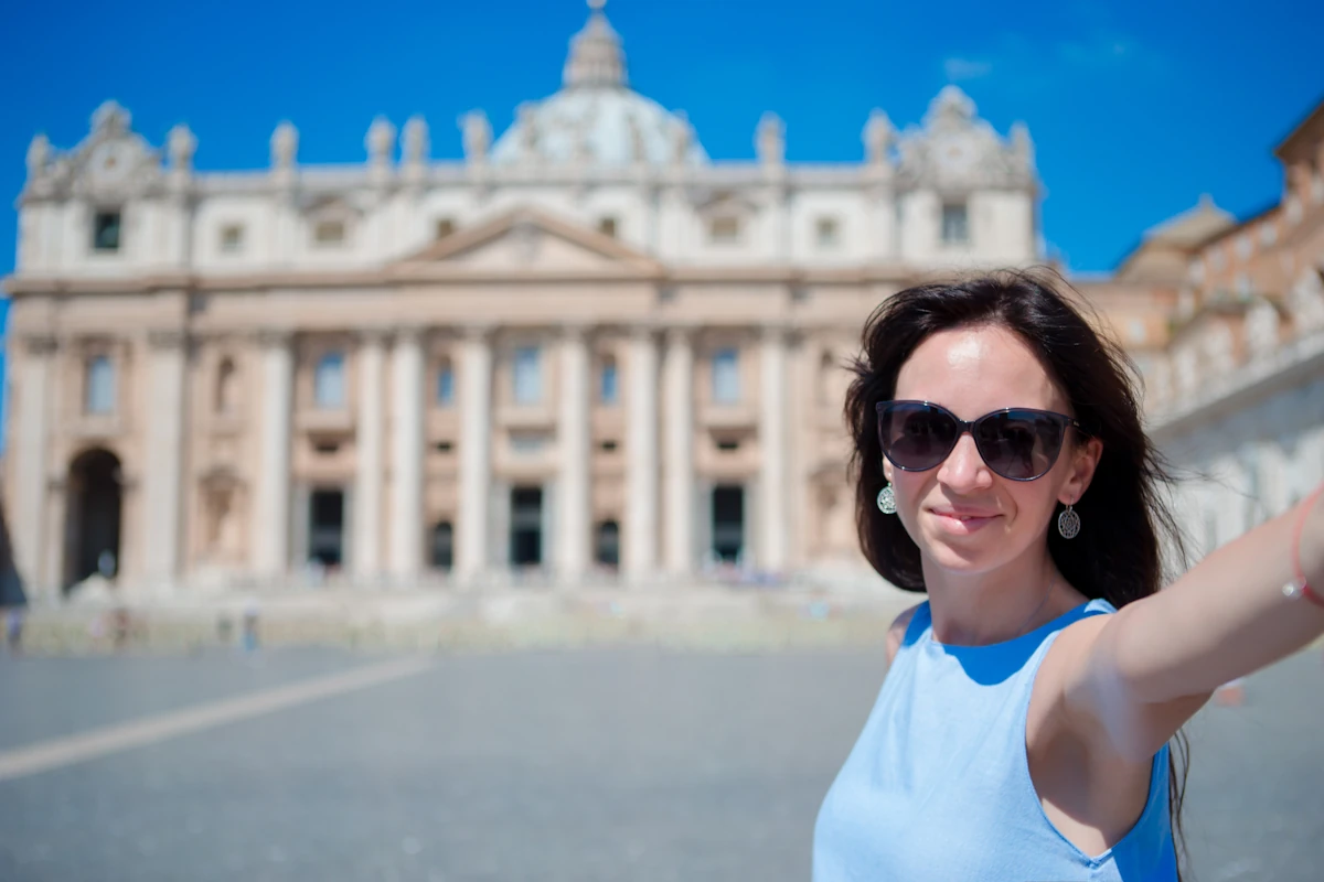 Une femme qui visite le Vatican