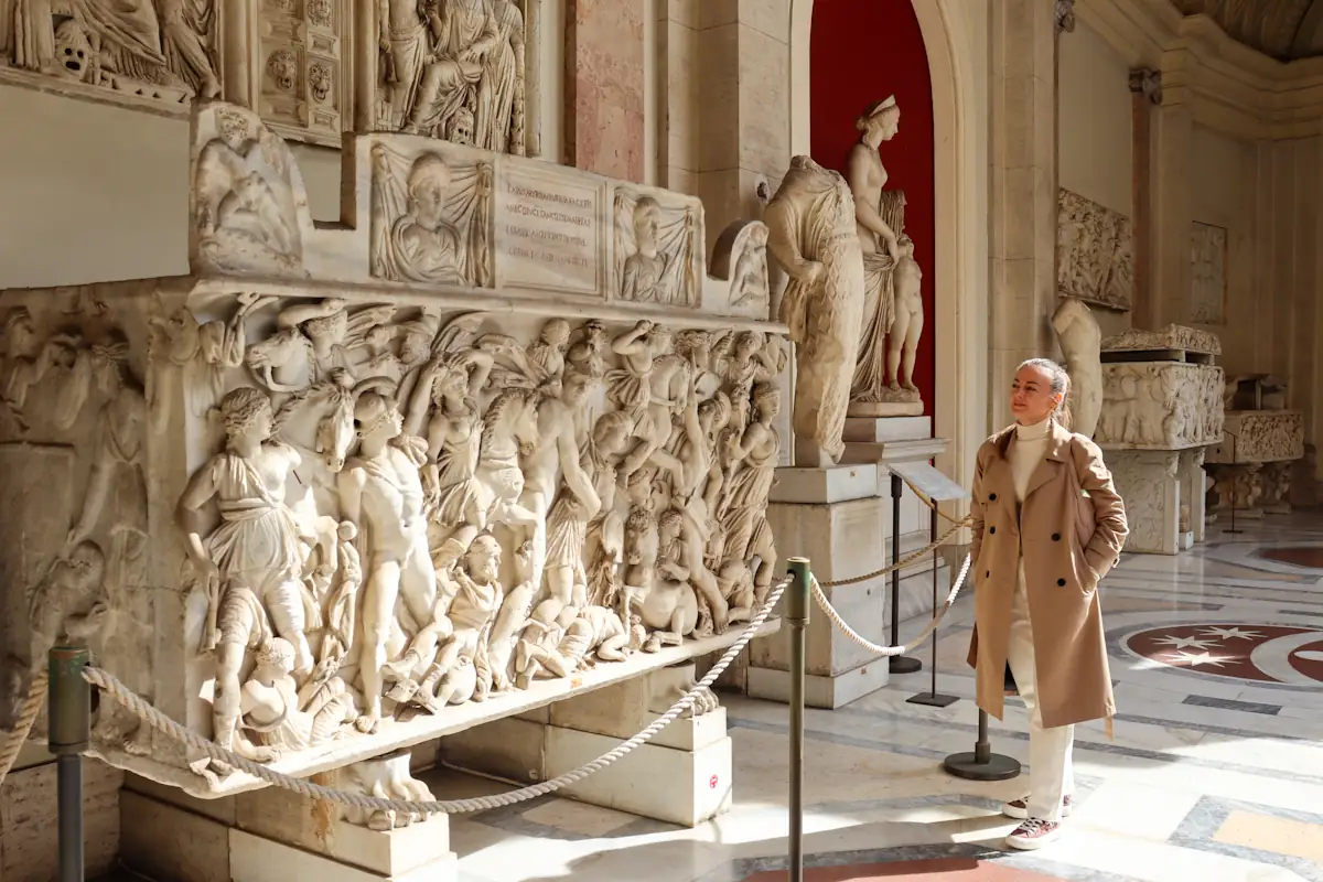 Une femme qui visite le musée du Vatican