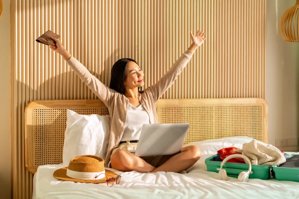 Une femme sur le lit d'un Air BNB