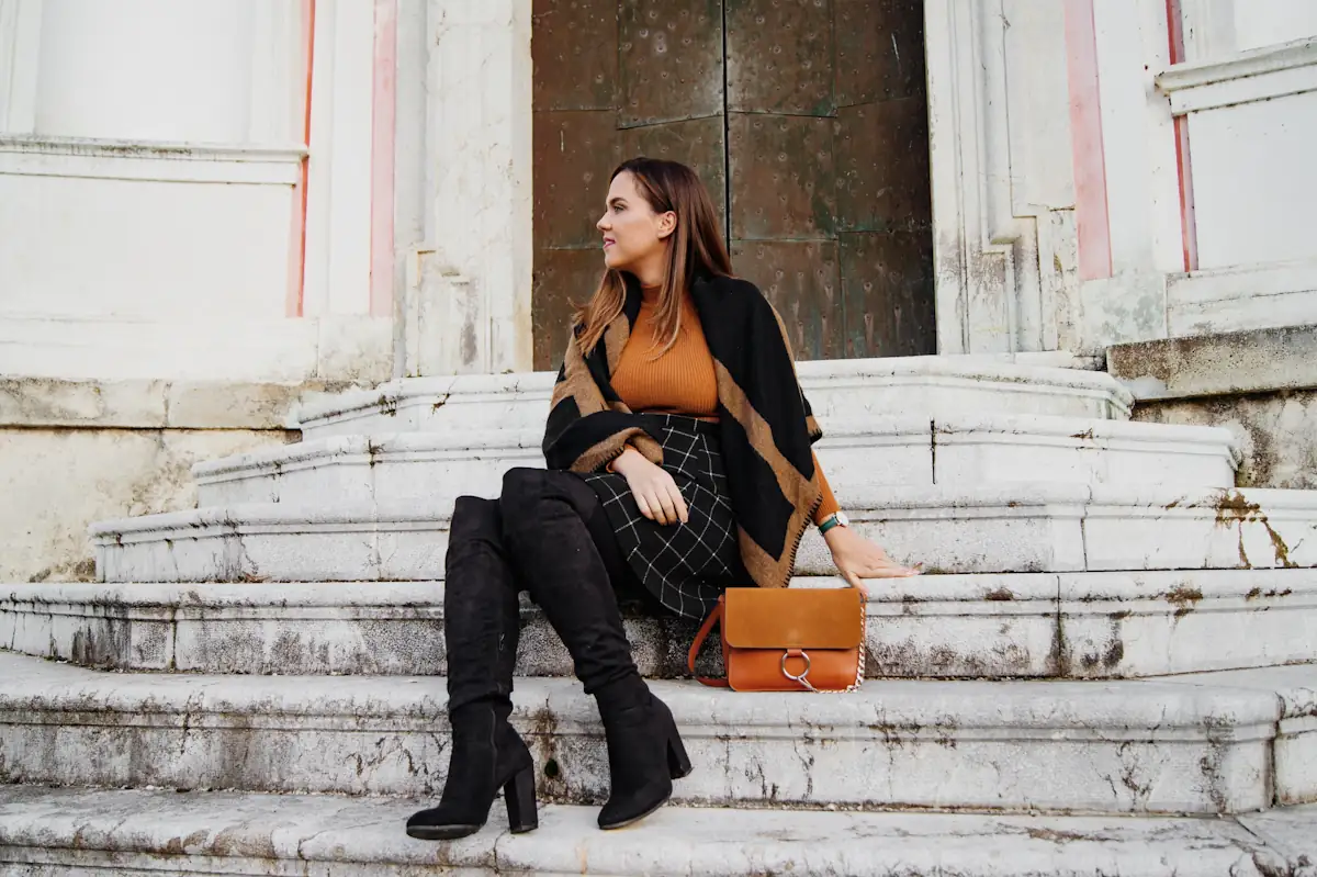 Une femme qui assortit sac cognac et chaussures noires