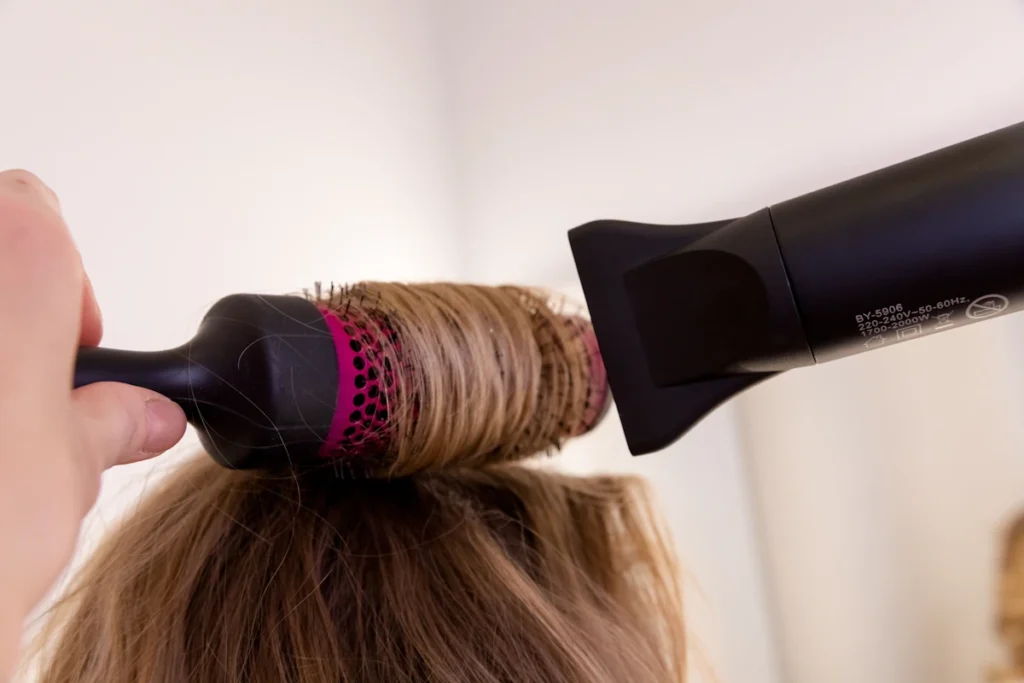 Une femme qui fait un brushing sur cheveux fins