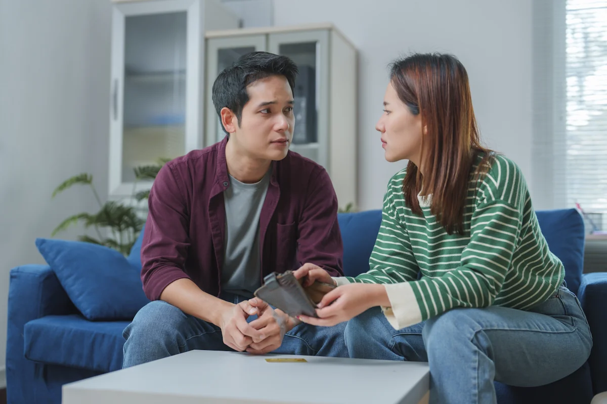Un couple qui discute sur un canapé