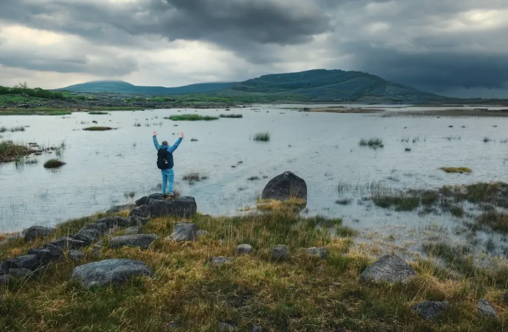 Un homme qui visite l'Ecosse highlands août pluie tous les jours