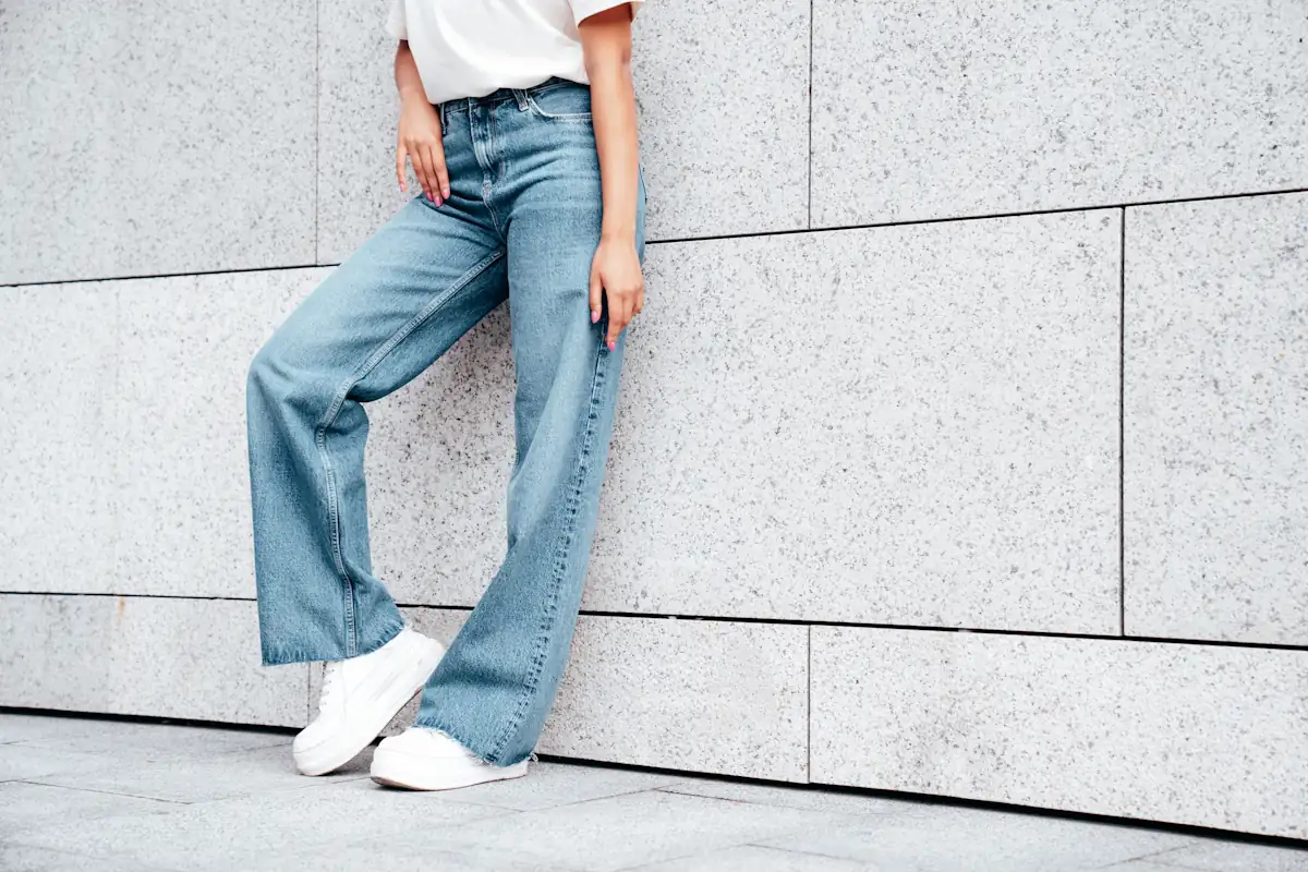 Une femme qui porte un jean bootcut