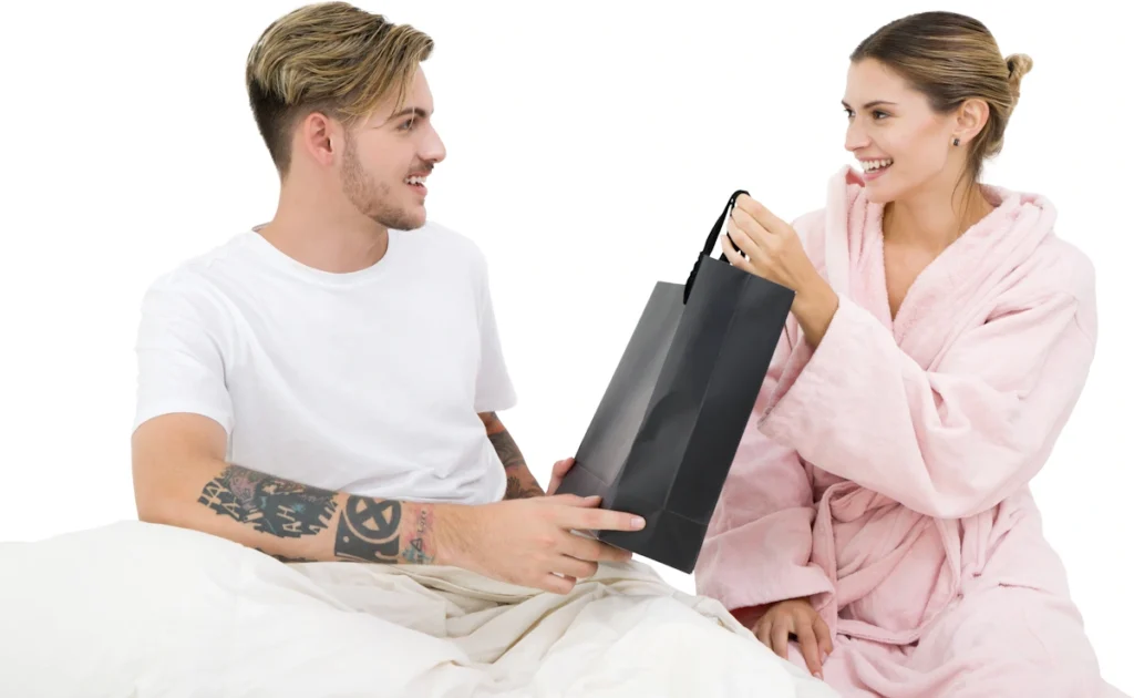 Une femme qui offrir des produits de soin à son copain