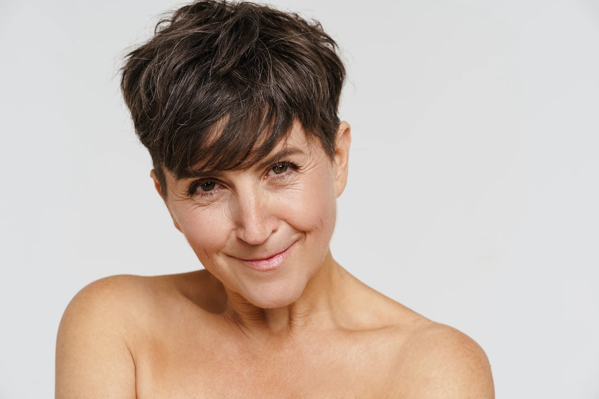 Une femme de 40 ans avec des cheveux fins et une coupe pixie cut