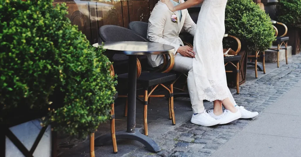 Un couple qui porte des baskets dans un restaurant chic
