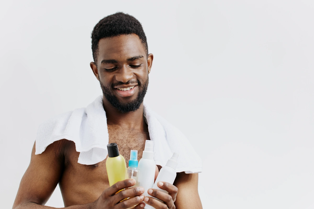 Un homme qui regarde des produits de soin