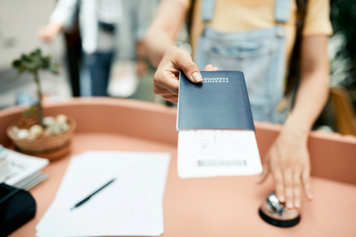 Une personne qui fait les démarches pour renouveler passeport