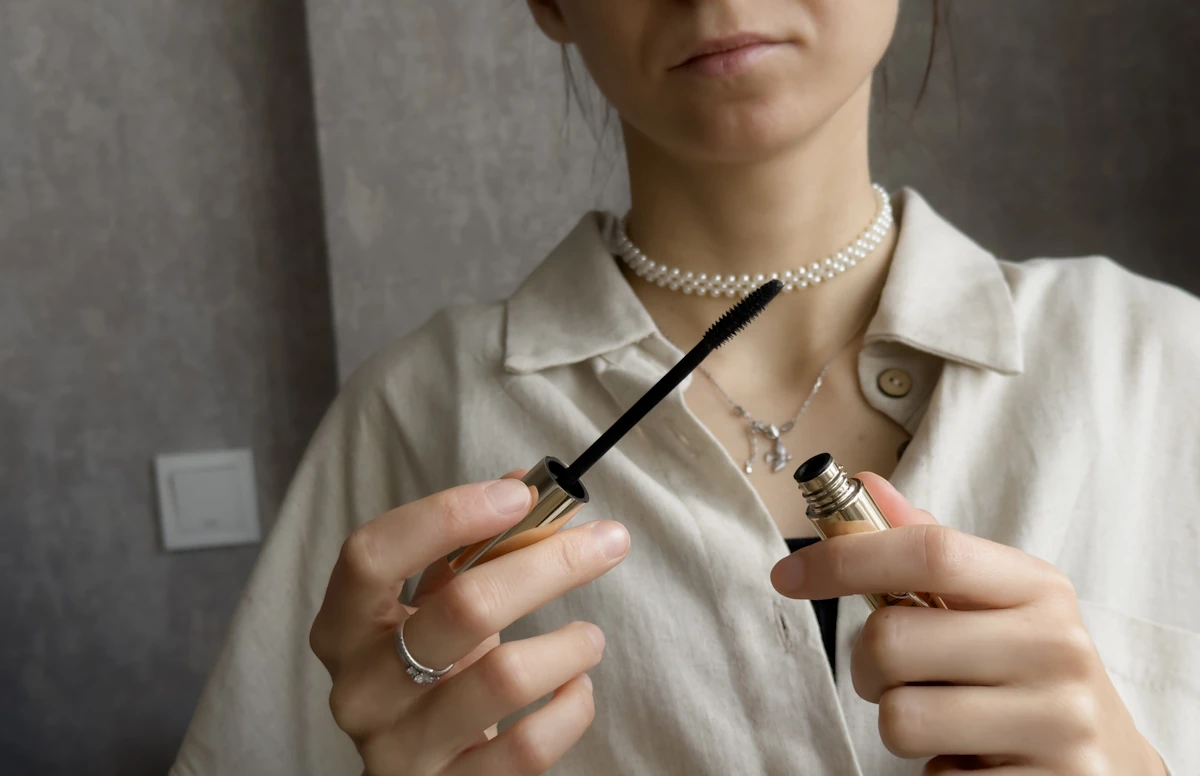 Une femme qui essaie de réparer un mascara watterproof qui a séché