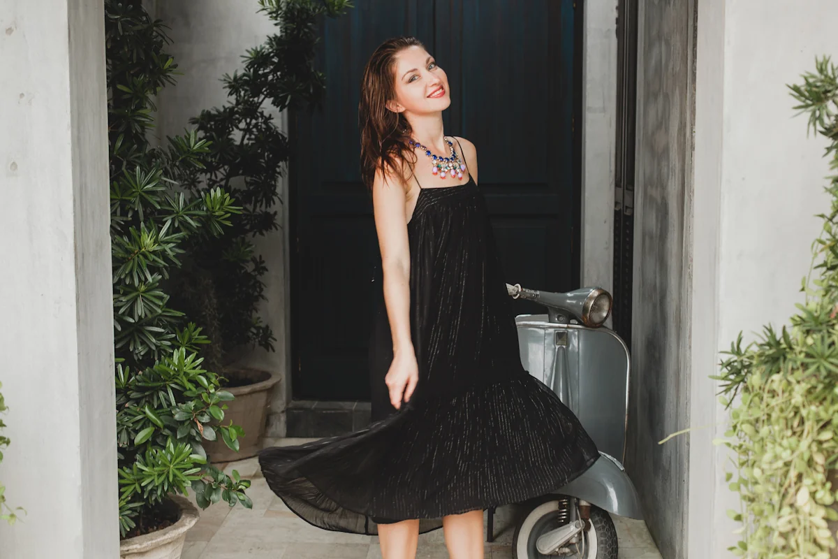 Une jeune femme en robe noir avec des accessoires