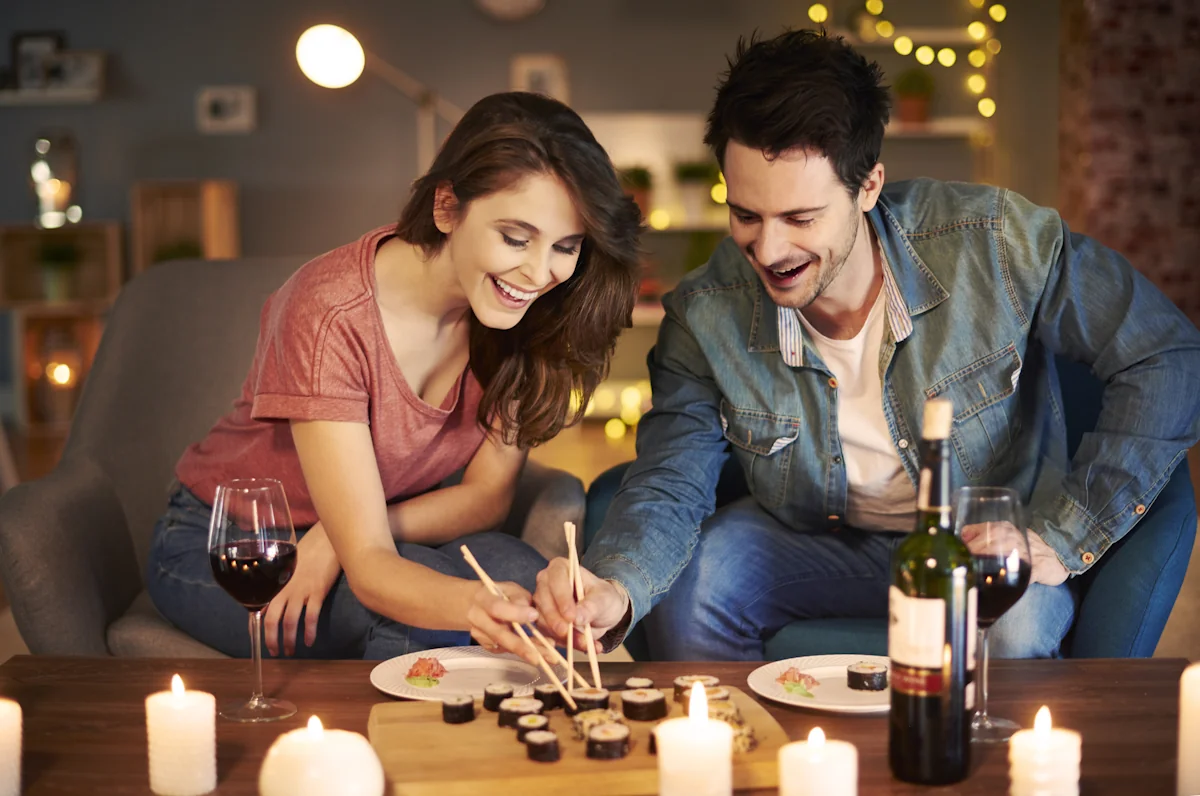 Un couple qui passe une soirée décontractée ensemble